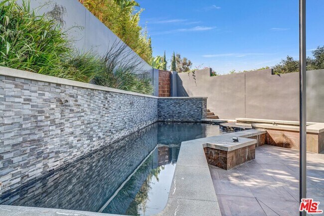 Building Photo - 9400 Readcrest Dr