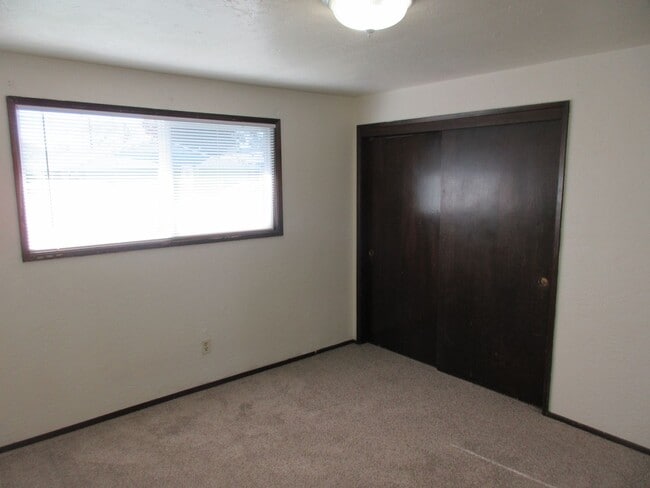 Building Photo - Two Bedroom Duplex w/ Garage