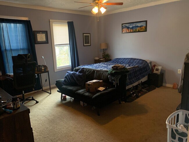 Building Photo - Large 3 Bedroom Available Now! Central air...