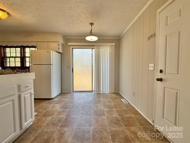 Building Photo - 1552 Airport Rd