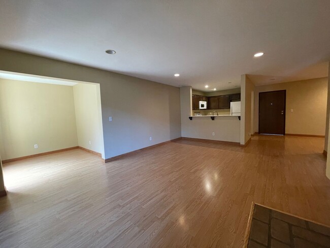 Building Photo - 1 Br - 1 Ba Hillcrest Condo with Washer/Dr...