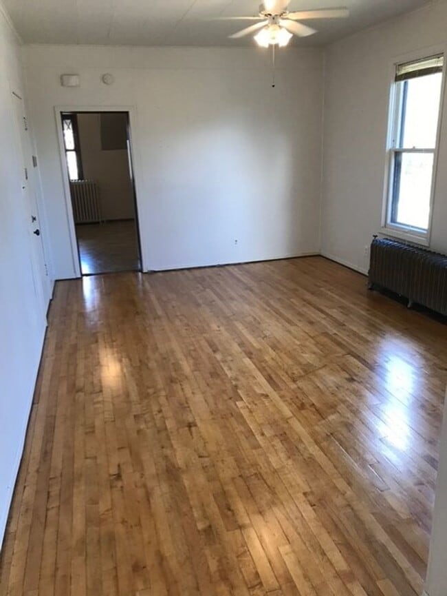 Building Photo - 215 N 6th St