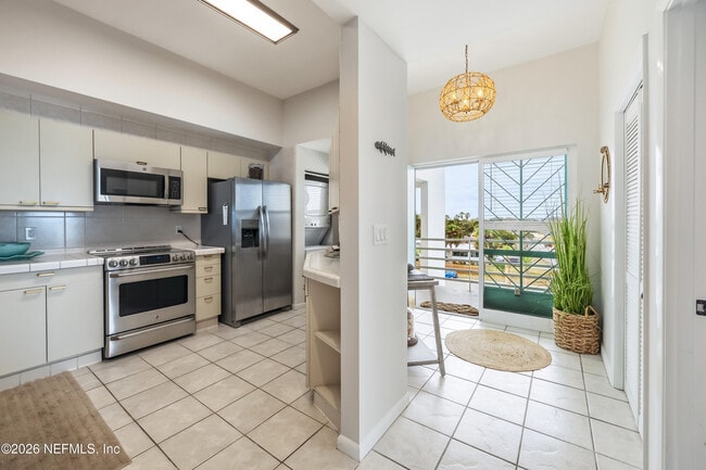 Building Photo - 75 Comares Ave