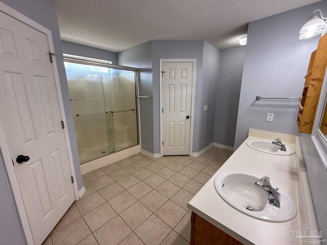 Building Photo - 10609 Creek Ridge Dr