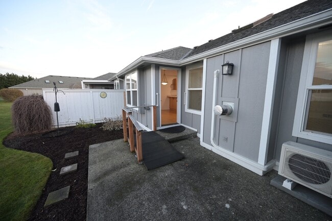 Building Photo - Charming 2 Bed, 2 Bath Condo in Sequim, WA