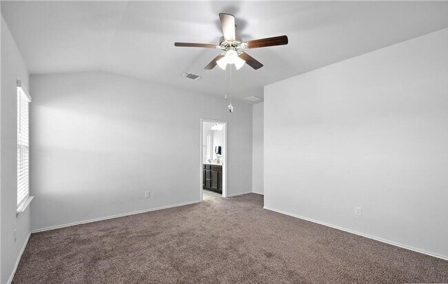 Building Photo - 4 bedroom 2 bathroom home! Lawncare included!