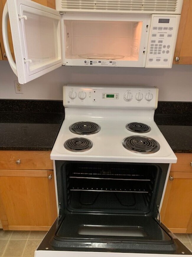 Building Photo - Condo for rent - 3rd floor in gated community