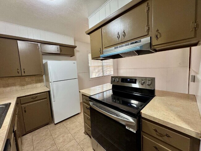 Building Photo - Comfortable and Spacious 2-bedroom home with a garage