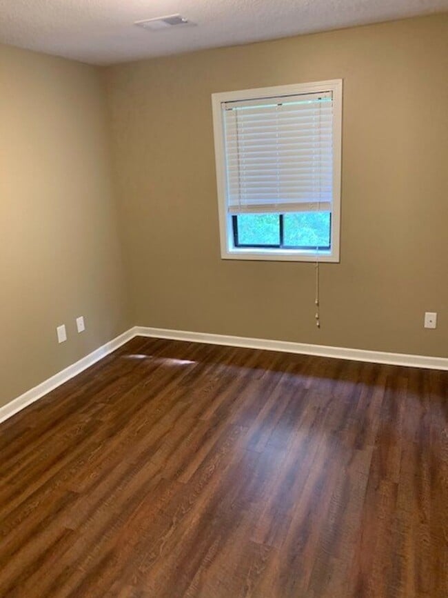 Building Photo - 317 Rock Knoll Dr