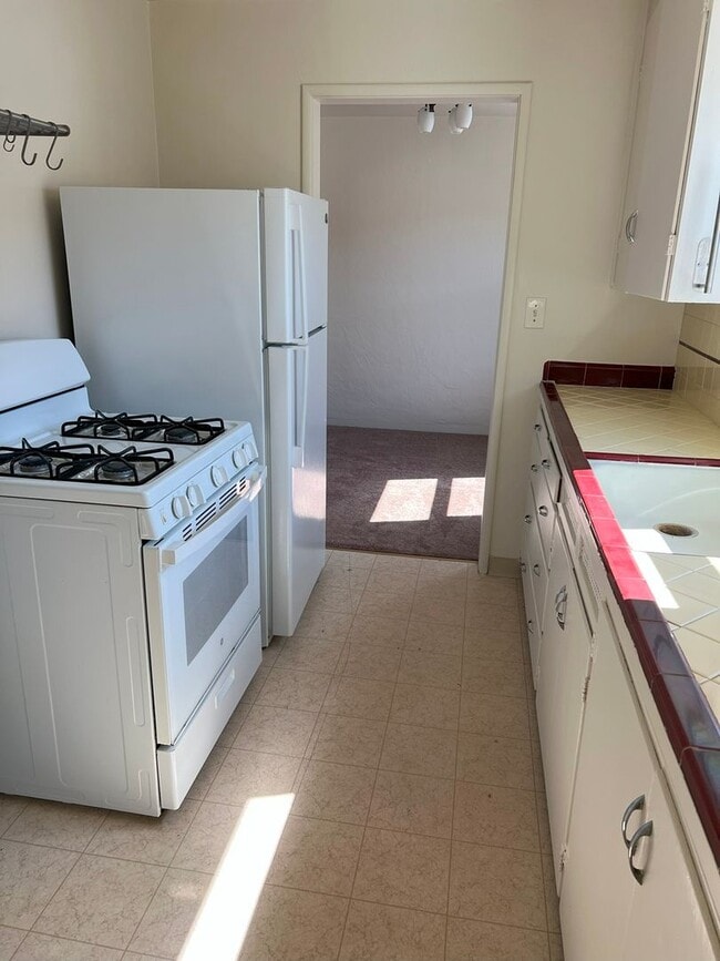 Building Photo - CHARMING 1bd/1ba DUPLEX TUCKED AWAY OFFTHE...