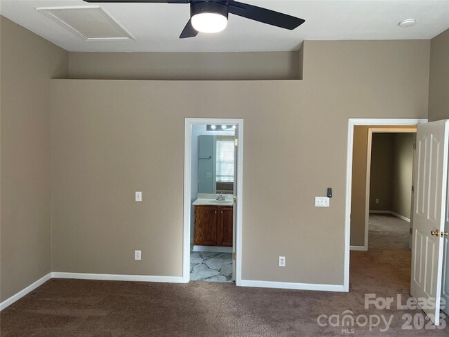 Building Photo - 10913 Princeton Village Dr