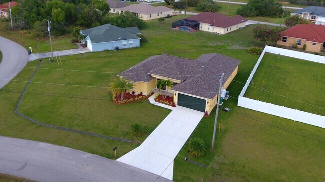 Building Photo - 5866 NW Mesa Cir