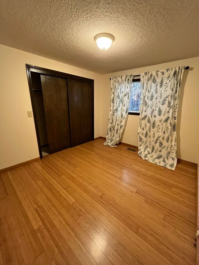 Building Photo - Beautiful One-Level Home with Sunroom, Vaulted Ceilings & Multiple Living Areas