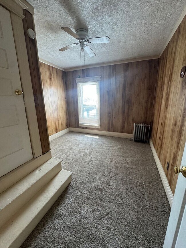 Building Photo - 4 Bedroom spacious Colonial, mins from Dow...