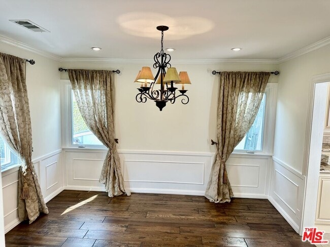 Building Photo - 128 S Swall Dr