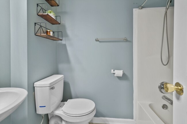 Building Photo - 354 Broadmore Dr