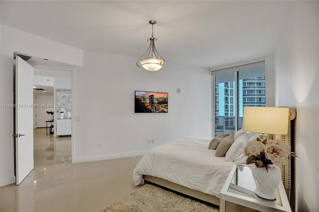 Building Photo - 15901 Collins Ave