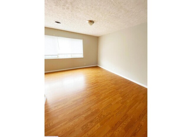 Building Photo - 563 Lowell Ave