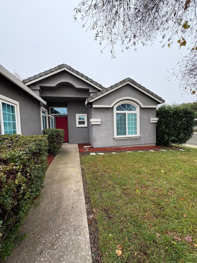 Building Photo - 3 Bedroom Home