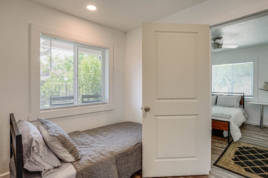 Building Photo - 1120 Sunrise Hill