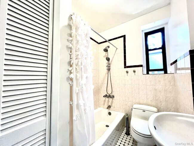 Building Photo - 73-20 Austin St