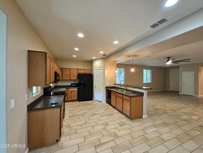 Building Photo - 7836 W Rock Springs Dr
