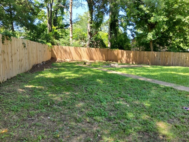 Building Photo - 2076 Willow Wood Ave