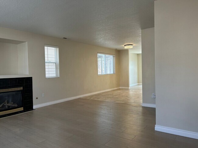 Building Photo - 4 bed, 2.5 ba - Golf Course living in Horn Rapids