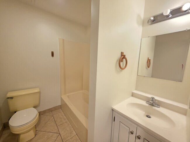 Building Photo - 13 Sailors Way