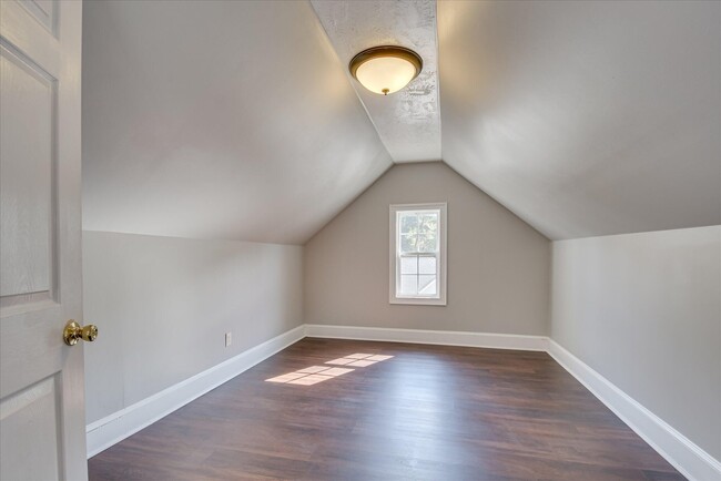 Building Photo - 2909 Aylesbury Dr