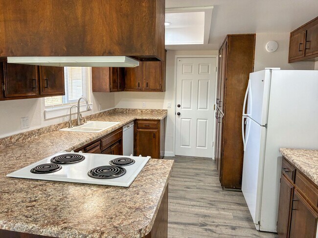 Building Photo - 3 Bedroom Home for Rent in Paradise CA | Fireplace, LVP Flooring, Yard & Garage