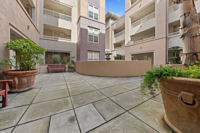 Building Photo - Epic REA - Top floor, Sweeping Views, 3 BR...