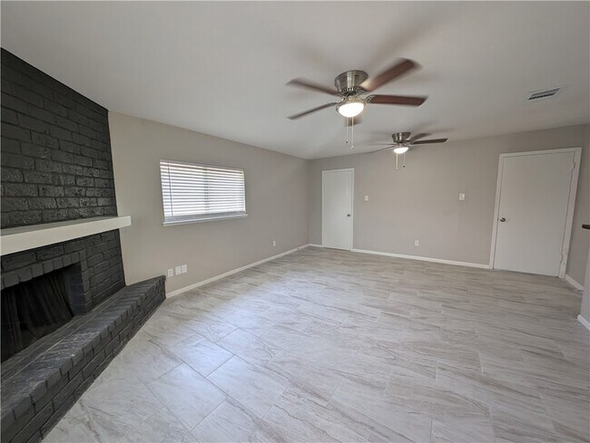Building Photo - 6613 Rhine Dr