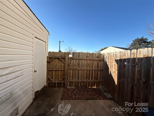 Building Photo - 7906 Oak Meadow Ct