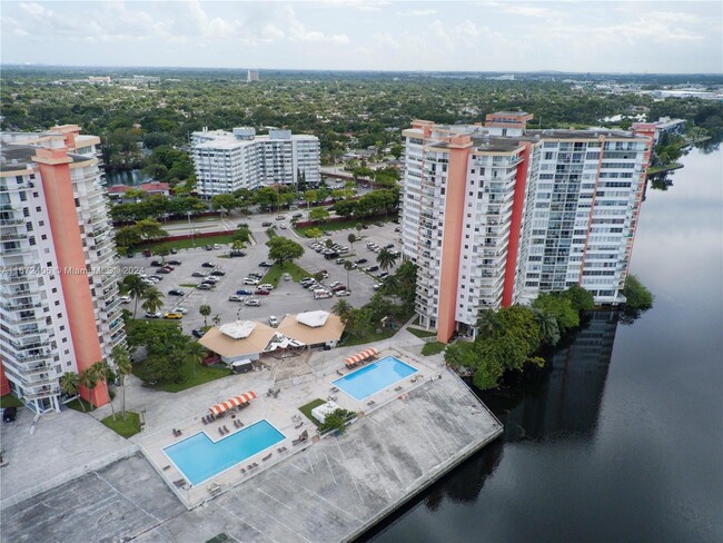 Building Photo - 1301 NE Miami Gardens Dr