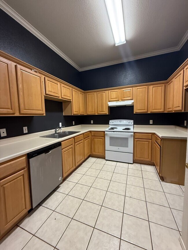 Building Photo - 3/2/2 - MODERN Updates - Fresh Paint & Flooring