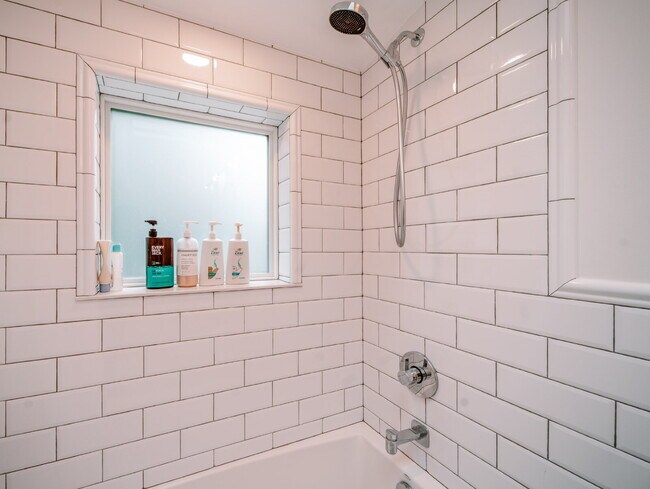 Building Photo - Charming Cape Cod Retreat in Prime Falls C...