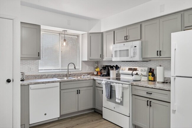 Building Photo - 1545 Reale Ave