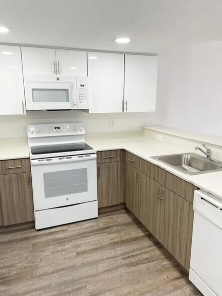Building Photo - 17300 NW 68th Ave