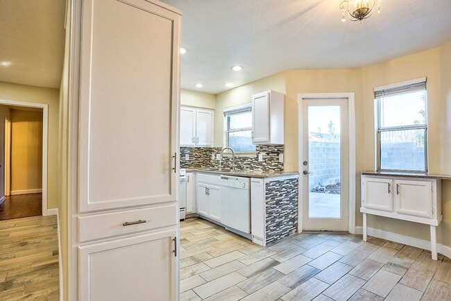 Building Photo - Fantastic 3 bed condo