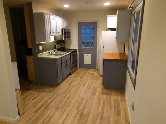 Kitchen and door (with dog door) to the fenced backyard. - 4225 Sheffield Road