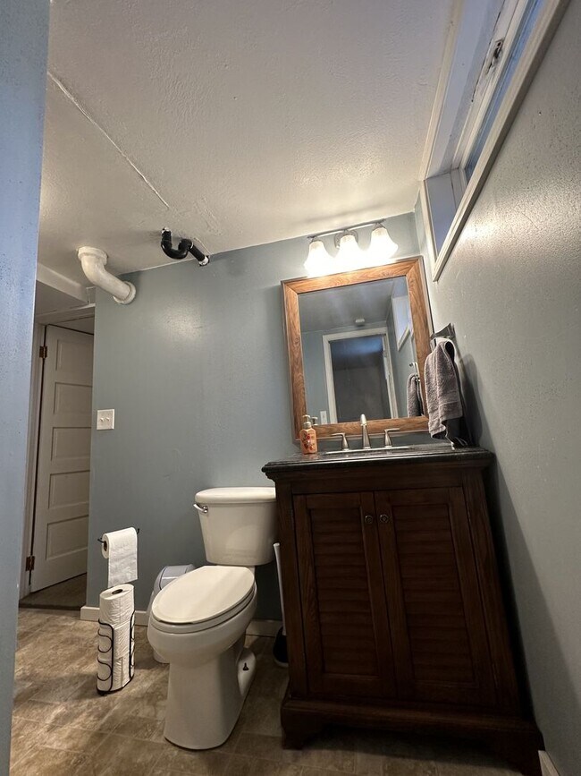 Building Photo - Fantastic 4 Bedroom 2 Bath Northside Home