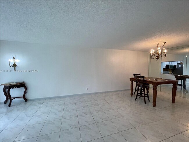 Building Photo - 3571 Inverrary Dr