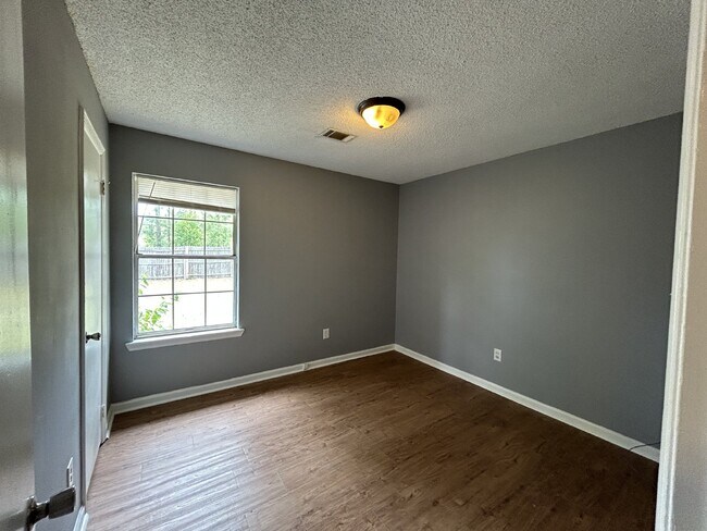 Building Photo - Home For Rent