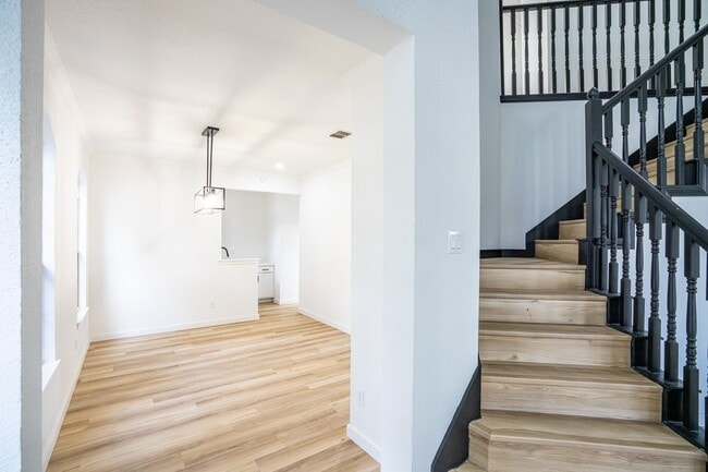 Building Photo - 7625 Shadow Wood Dr