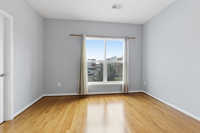 Building Photo - Amazing 4 BR/3.5 BA Townhome in Riverdale!