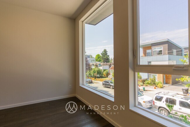 Building Photo - 9730 Woodlawn Ave N