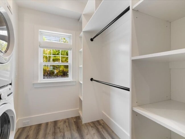 Building Photo - W/D, AC, Modern Design, Recently Built, Si...