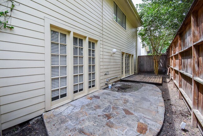 Building Photo - 201 Vanderpool Ln