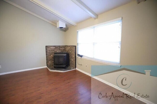 Building Photo - 3 Bedroom 2 Bath Home in Beautiful Neighborhood! A must see!!